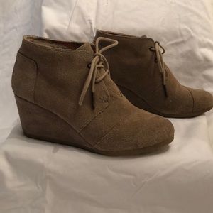 TOMS Desert Wedge Suede Booties Size 8